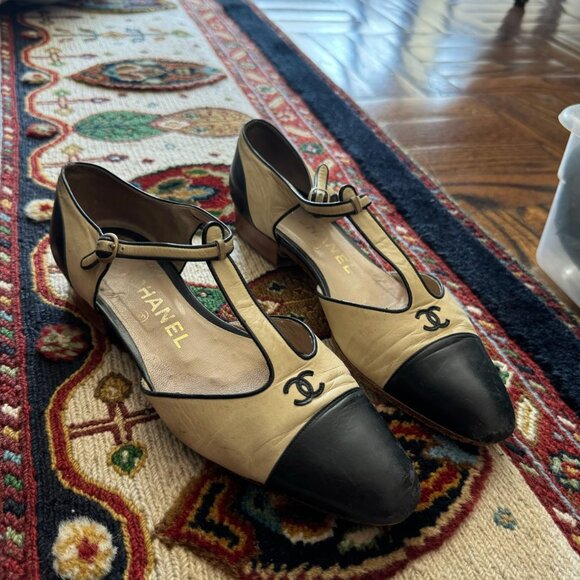 Rare vintage Chanel T-strap flats in a chic two-tone beige and black leather wit - Picture 1 of 7